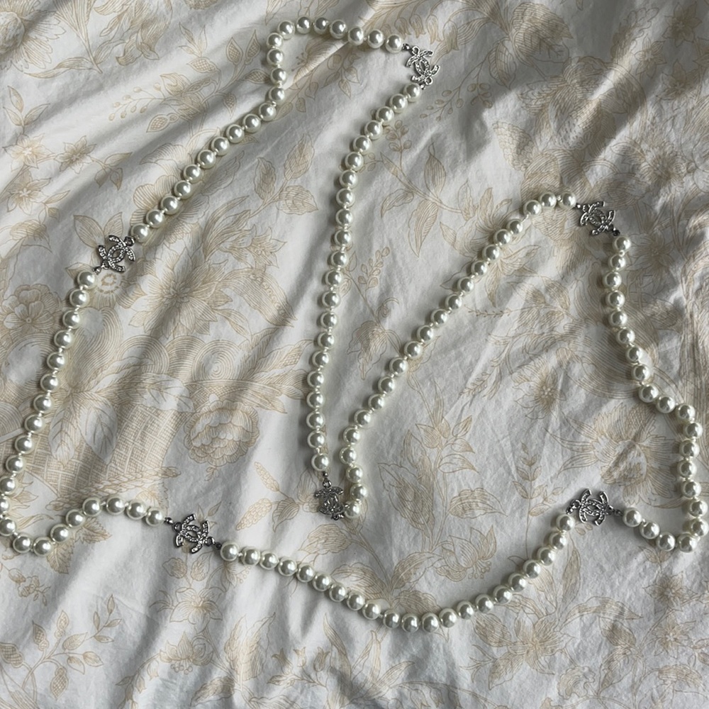 (Fake) Chanel pearl necklace.